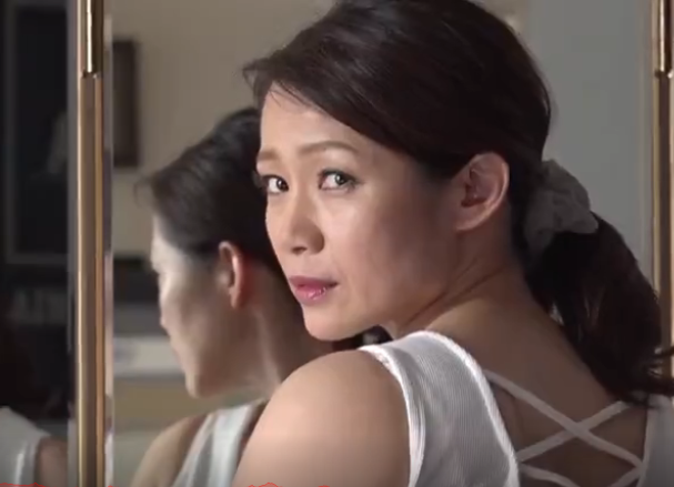 性欲が溜まっている人妻が夫に内緒で不倫セックス！ごみ捨てのほんのわずかな時間で作業員の肉棒と精液を膣内に受け入れるwww