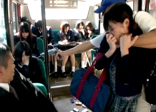 女子校通学バスが突然バスジャックに！極限状態のなか犯人は嘲笑うように次々と生徒たちに性的暴行を加え欲望を満たしていく…