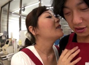 パートで働くおばさん達は欲求不満との闘い！『もう我慢出来ないわぁ♡』新人バイト君のチ●ポにしゃぶりつき快楽おねだり！