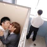 『そんなに声出したらみんなにバレちゃうよ？♡』小悪魔制服美少女が声の出せない状況でこっそりチ○ポを痴女ってくるwww