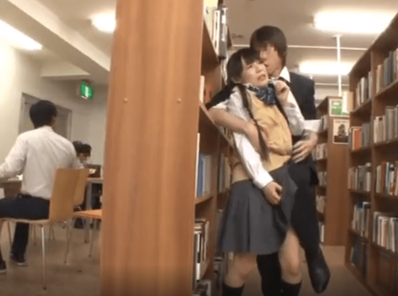 学びの場である図書館で行われた突然の悲劇！『お願いやめて…』彼女が襲われているのに気づかない彼氏の近くで弄ばれる…