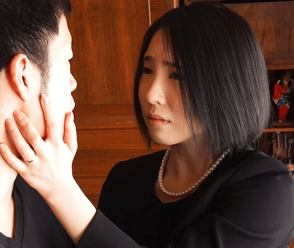 『もうやめて！何考えてるのよ…』未亡人となってしまい寂しい思いをしていた時に義理の息子に襲われる義母！