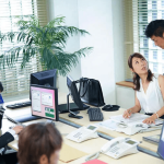 『あっ♡あっ♡あっ♡』離婚後エロ社長に拾われてオフィス内で周りにバレながらも性処理まですることに！スリルの中イキ乱れるww