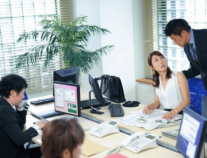『あっ♡あっ♡あっ♡』離婚後エロ社長に拾われてオフィス内で周りにバレながらも性処理まですることに！スリルの中イキ乱れるww