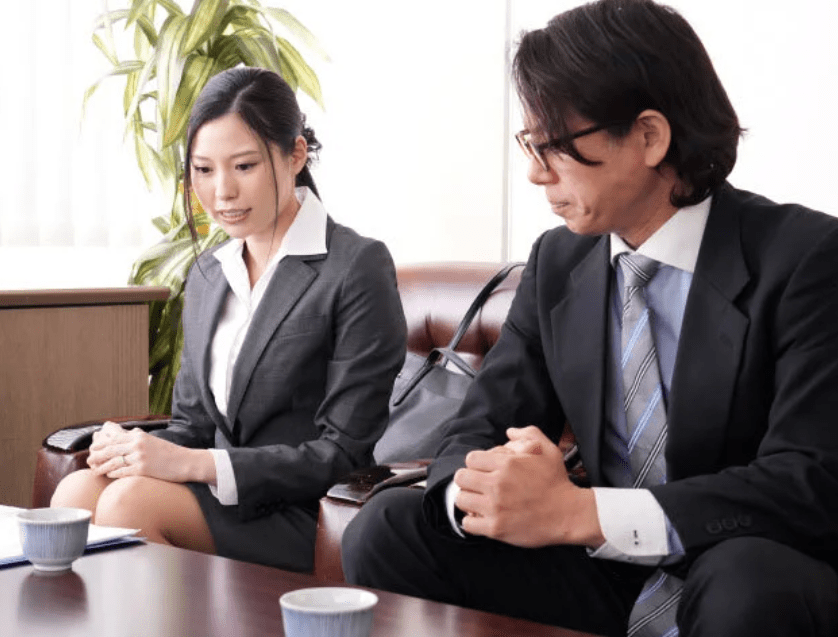 『奥まで社長のチ●ポが…イクぅぅぅ♡』社内一美人であるOLが取引先の傲慢社長に中出しされ続けた出張接待！