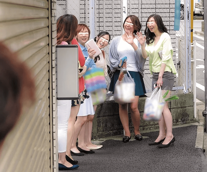 『中出しされて妊娠したくないならママ友をここに呼び出してよ！』絶倫少年達が美人巨乳若妻の家に押し入り犯しまくる！