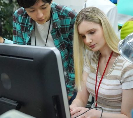 『え！？どうしてこんなことに…』ADとして働き始めたのにいつのまにか人妻女優としてAVデビューすることに！