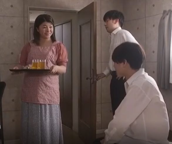『いきなり何するの！？こんなのダメよ…』ふくよかな肉体の母がクソガキに目を付けられ押し倒される！なのに濡れるマ●コwww